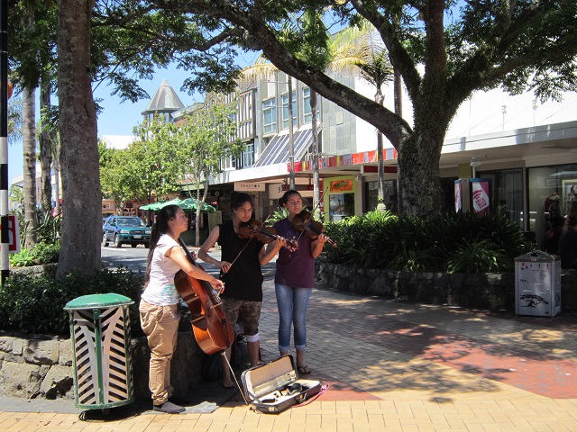 Muziek makende jeugd in het centrum van Whangarei